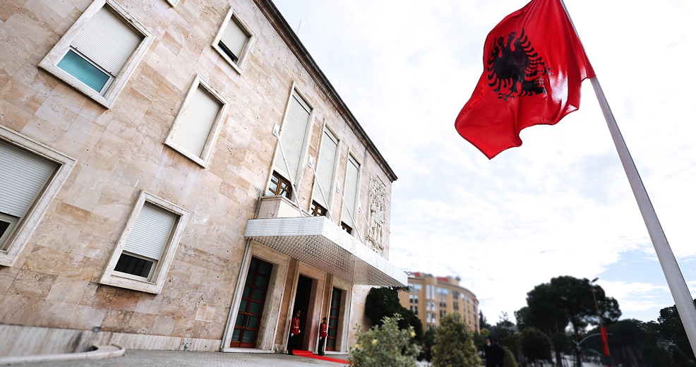Qeveria ndalon kete vit perdorimin e fondit per shperblime dhe festa